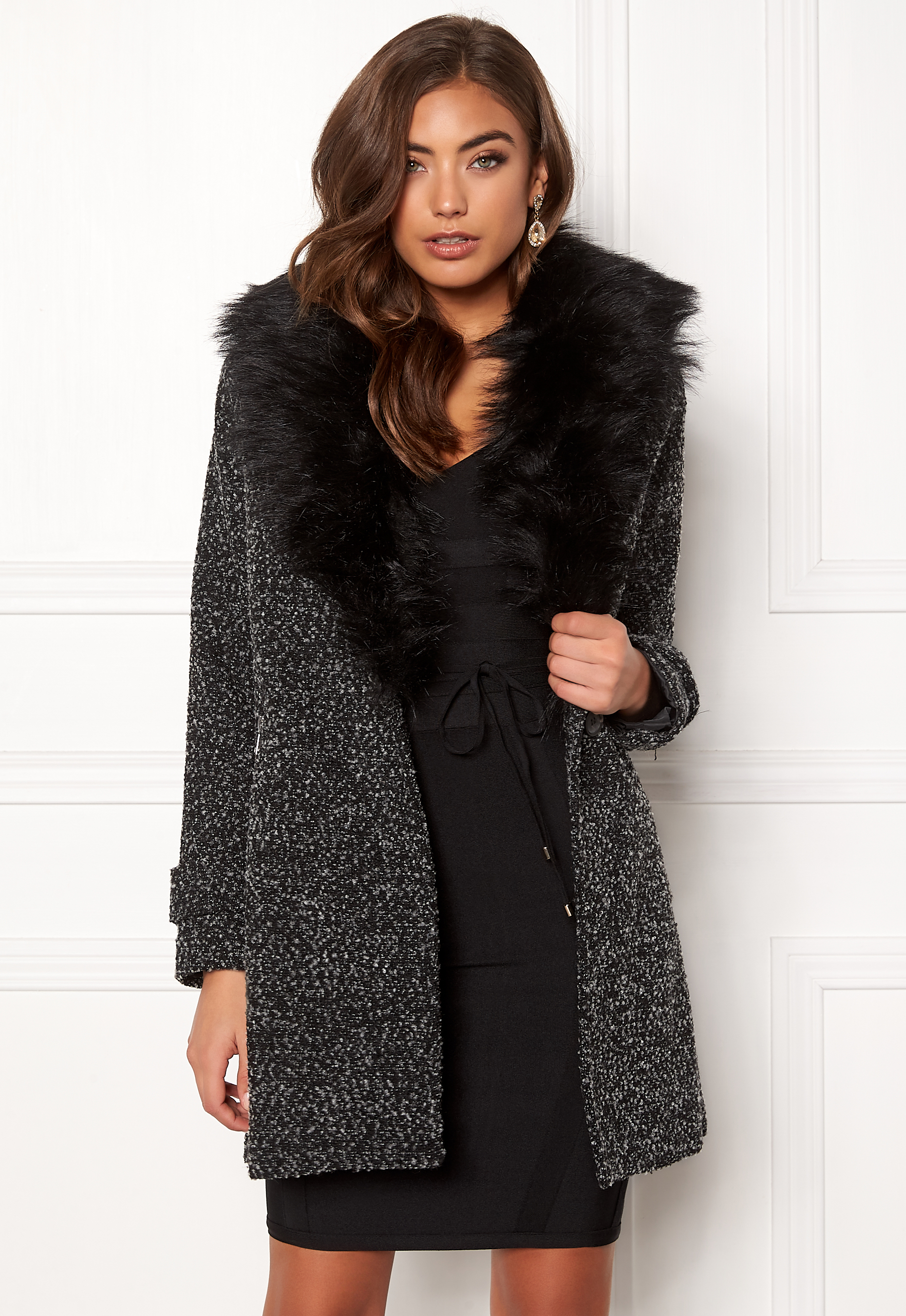 black shawl with fur collar